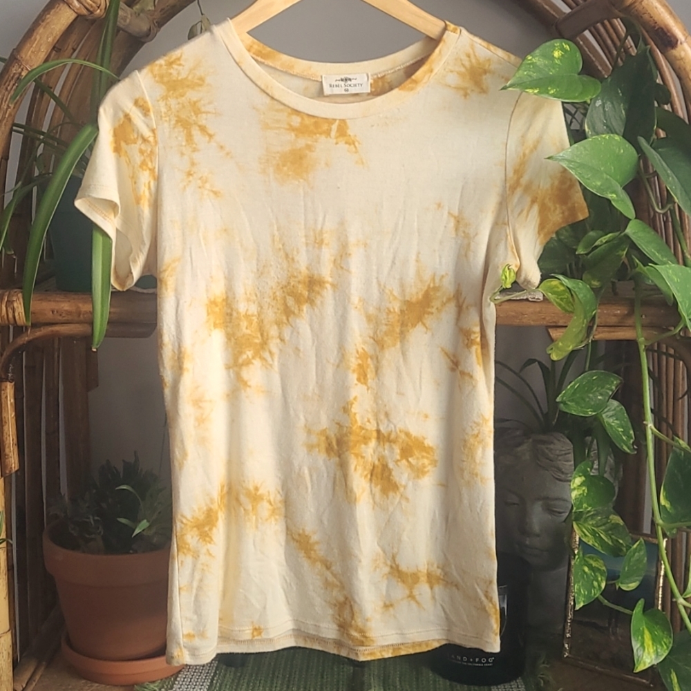 🌿3 for $30🌿 Yellow Tie Dye Tee